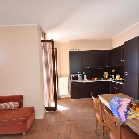 Garden Flat By Lake Maggiore, Cleaning Included Appartement Oggebbio